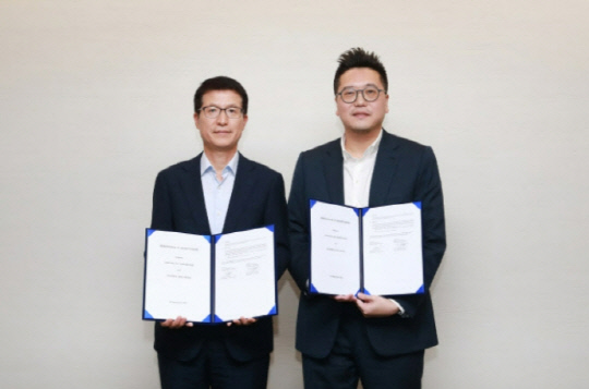 오세철(왼쪽) 삼성물산 대표와 시나르 마스 랜드 마이클 위자야(Michael Widjaja) 대표가 지난달 26일 서울 강동구 상일동 삼성물산 본사에서 업무협약을 체결하고 기념 촬영을 하고 있다. 사진 삼성물산